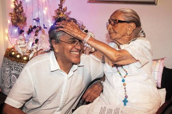 Dona Canô recebe o carinho de Caetano Veloso e de sua eleita