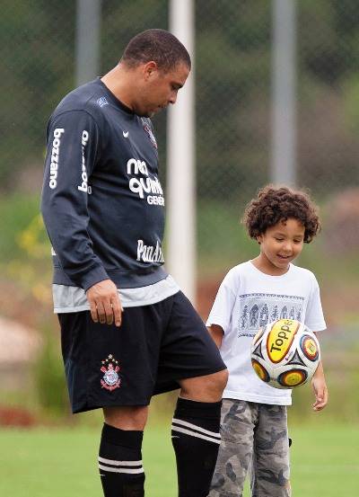 Carinho de Ronaldo com Alex