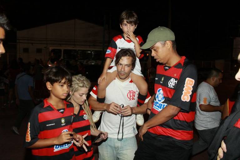 Ana Paula Tabalipa com os filhos e o ator Heitor Martinez