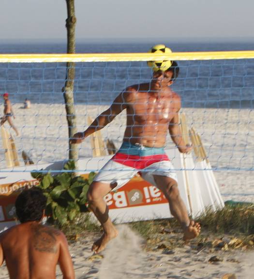 Márcio Garcia mostra talento com a bola em partida de futevôlei na praia