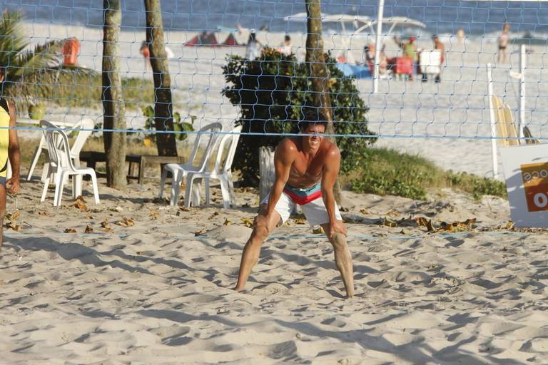 Márcio Garcia mostra talento com a bola em partida de futevôlei na praia