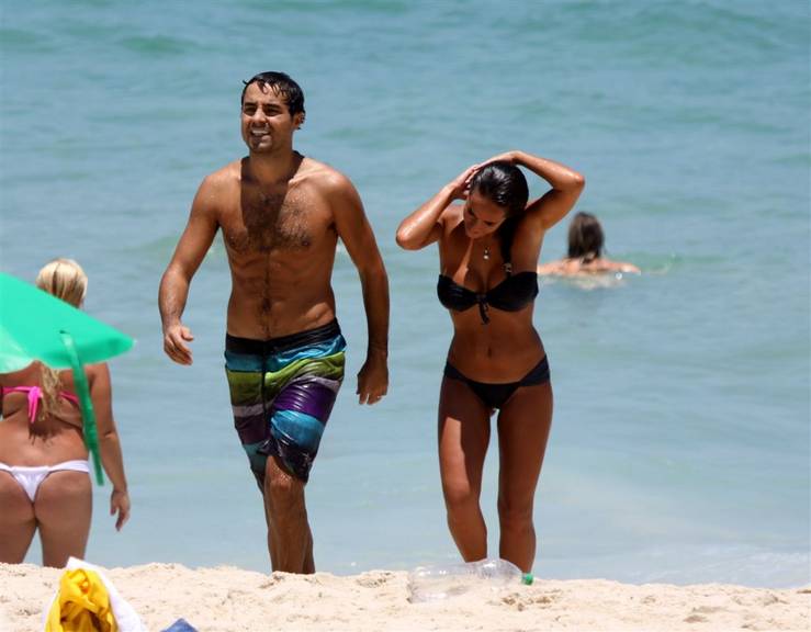 Companheiros, Ricardo Pereira e a mulher Francisca Pinto Ribeiro tomam banho de sol e de mar em praia no Rio de Janeiro