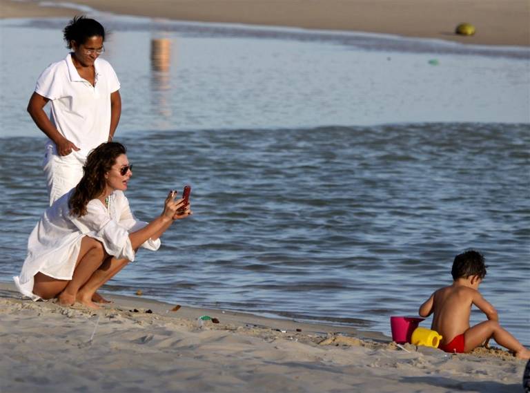 Lavínia Vlasak mostra o seu lado mãezona durante dia na praia com o filho Felipe, fruto da união com o economista Celso Colombo Neto