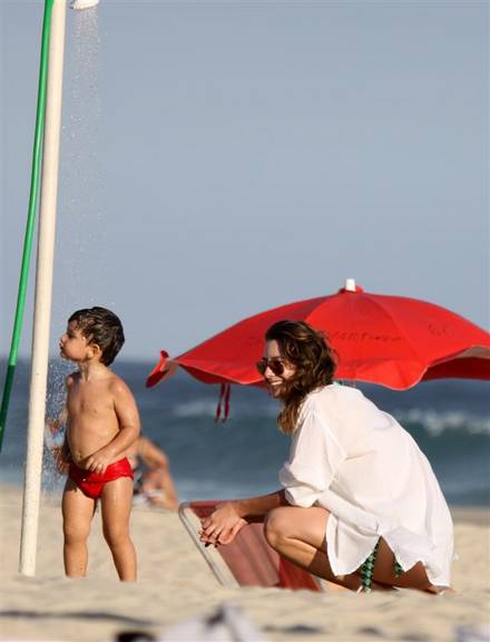 Lavínia Vlasak mostra o seu lado mãezona durante dia na praia com o filho Felipe, fruto da união com o economista Celso Colombo Neto