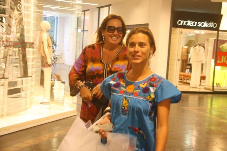 Claudia Jimenez e Carolina Dieckmann em dia de compras