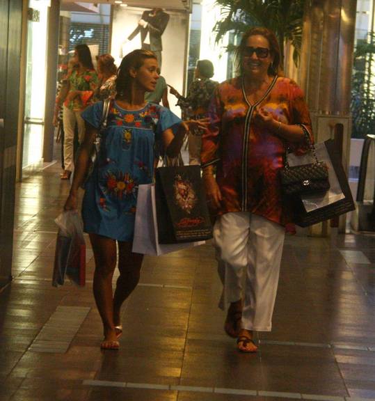 Claudia Jimenez e Carolina Dieckmann em dia de compras