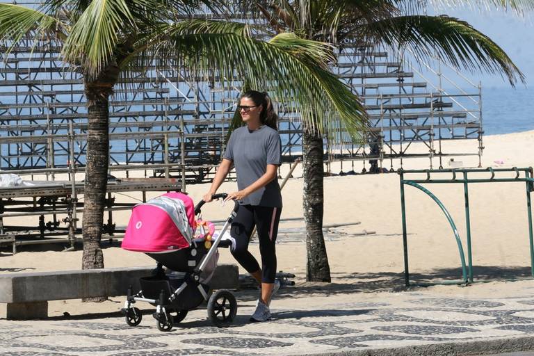 Daniella Sarahyba durante passeio com Gabriela