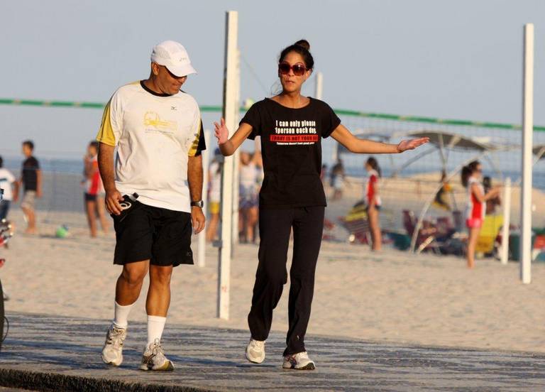 Júlia Almeida no Rio de Janeiro com camiseta divertida