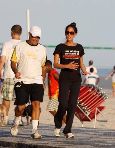 Júlia Almeida no Rio de Janeiro com camiseta divertida