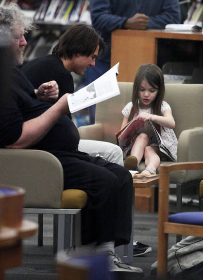 Tom Cruise leva Suri à biblioteca