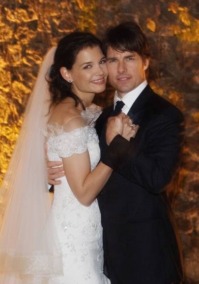 O casamento de Tom Cruise e Kate Holmes custou cerca de 2 milhões de dólares. O bolo tinha cinco camadas de chocolate branco e 300 garrafas de vinho no valor de 180.000 dólares foram servidos durante a festa