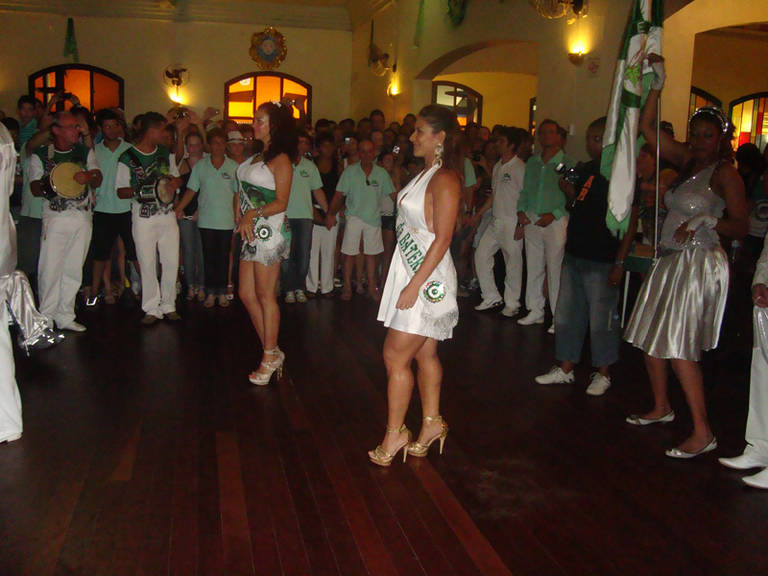 Com um vestido branco, Scheila Carvalho vira madrinha de bateria da escola de samba Unidos da Vila Alemã, em Rio Claro