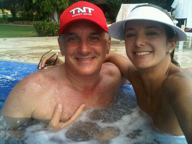 Ticiane Pinheiro curte piscina com Otávio Mesquita