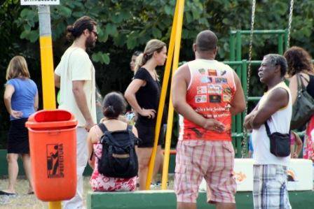 Thiago Lacerda, Vanessa Lóes e a pequena Cora no parquinho do colégio de Gael