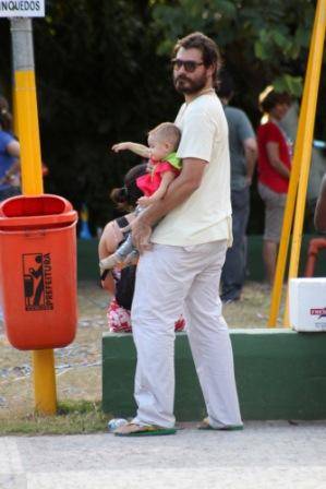 Thiago Lacerda e a pequena Cora