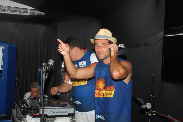 Bruno Gagliasso ataca de DJ em camarote de Salvador