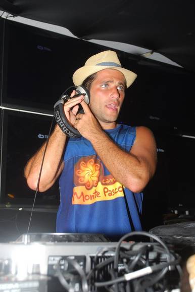 Bruno Gagliasso ataca de DJ em camarote de Salvador