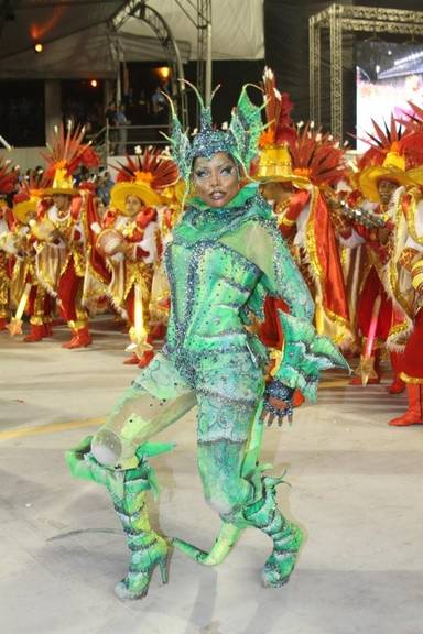 Adriana Bombom, madrinha de bateria da Tom Maior