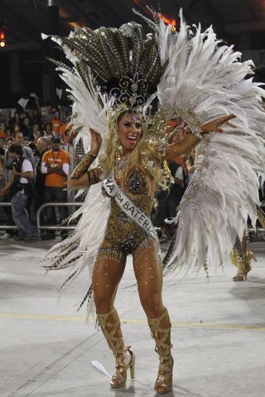 Tatiane Minerato, rainha da bateria da Gaviões da Fiel