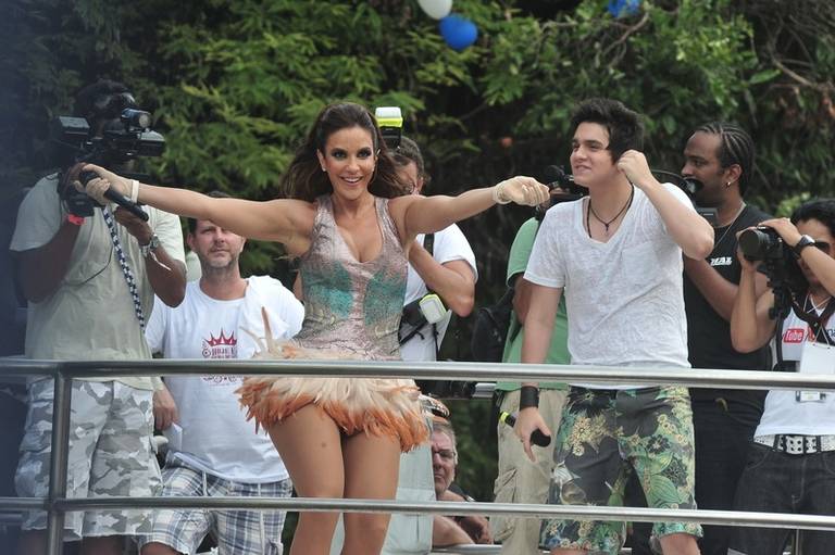 Ivete Sangalo e Luan Santana cantam juntos no bloco Corujas