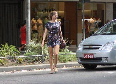 Grazi Massafera passeia pelo Leblon com vestidinho floral-romântico