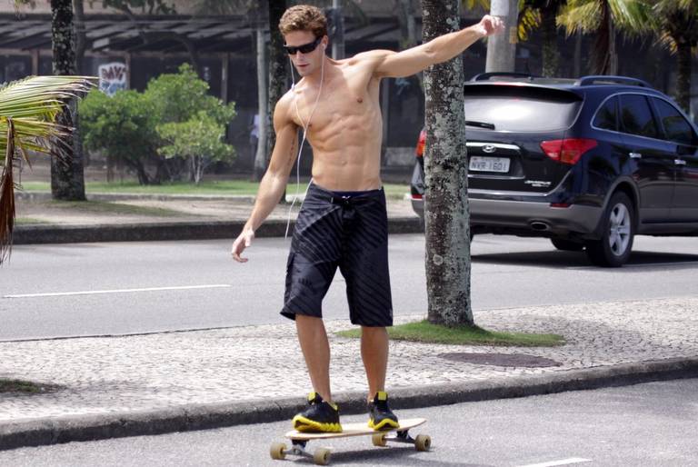 Jonatas Faro anda de skate na Barra da Tijuca