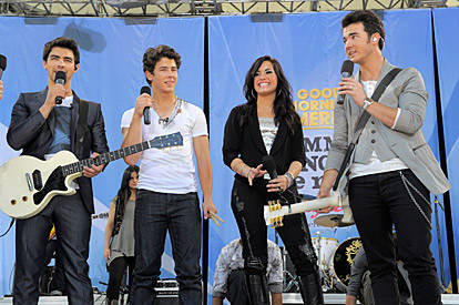 Jonas Brothers e Demi Lovato, em maio de 2010, lançando o filme 'Acampamento do Rock 2'