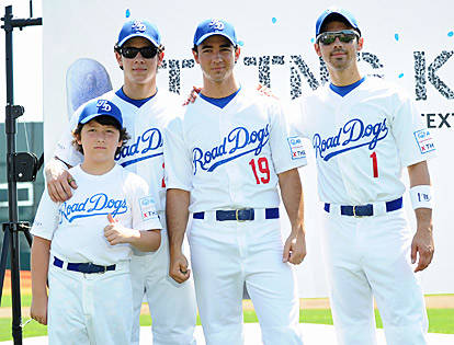 Nick, Kevin e Joe Jonas, em agosto de 2010, no jogo da Disney