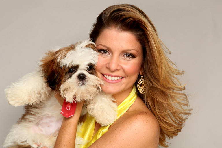 Bárbara Borges posa com seu cãozinho Johnny