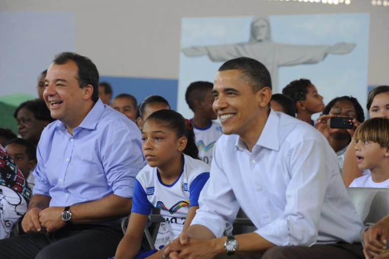 Família Obama assiste a apresentação de capoeira na Cidade de Deus