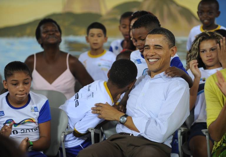 Família Obama assiste a apresentação de capoeira na Cidade de Deus