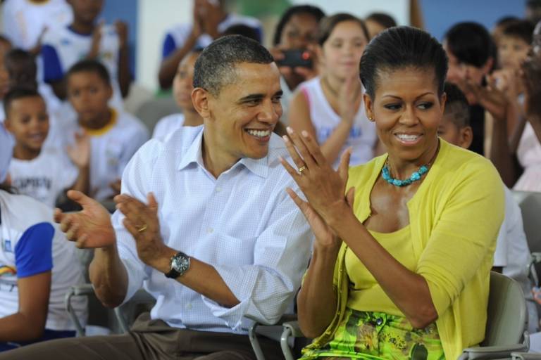 Família Obama assiste a apresentação de capoeira na Cidade de Deus