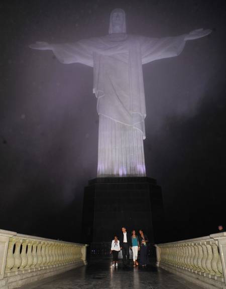 Família Obama visita Cristo Redentor