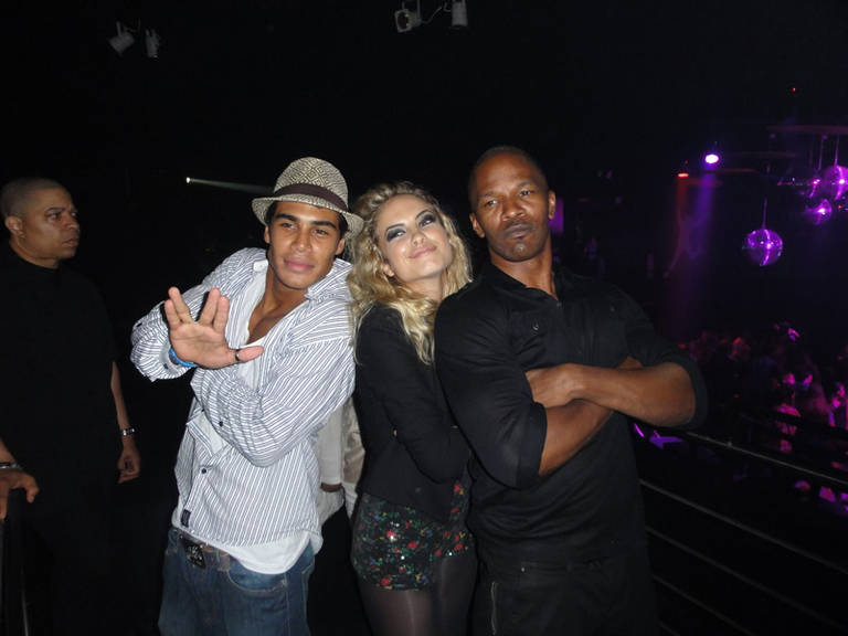 Jamie Foxx faz pose com Lua Blanco e Micael Borges