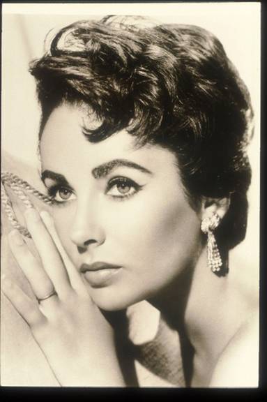 Liz Taylor posa para foto na juventude