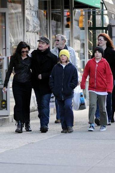 Bono Vox passeia com a família em NY