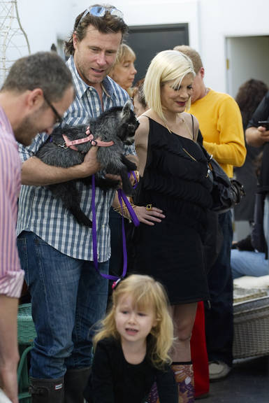 Tori Spelling com o marido Dean McDermott e a cabra de estimação