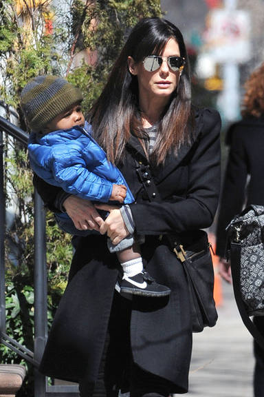 Sandra Bullock e filho Louis em NY