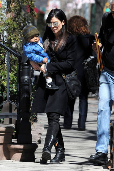 Sandra Bullock e filho Louis em NY