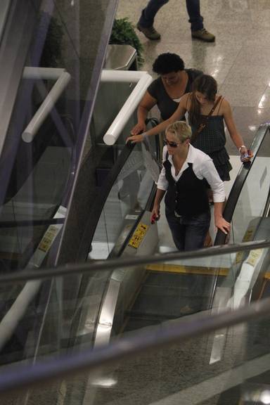 Sasha e Xuxa curtem passeio em shopping no Rio de Janeiro na companhia da babá da menina