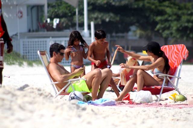 Márcio Garcia com a família na praia