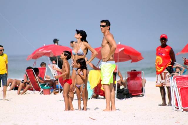 Márcio Garcia com a família na praia