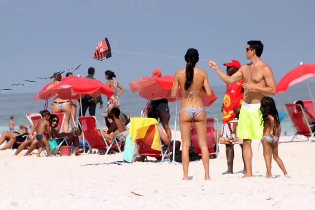 Márcio Garcia com a família na praia