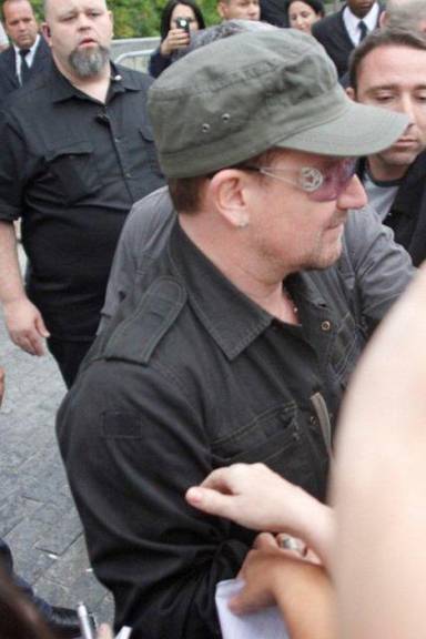 Bono Vox é cercado por fãs