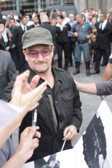 Bono Vox é cercado por fãs