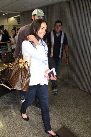 Jordana Brewster chega ao aeroporto