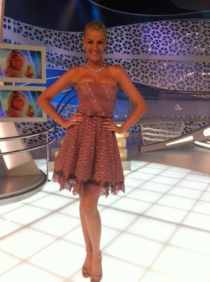 Ana Hickmann mostra vestido