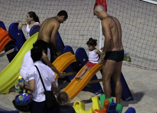 Nalbert brinca com a filha no Leblon, Rio de Janeiro