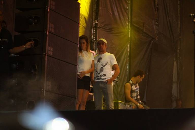 Deborah e Roger no palco de Ivete