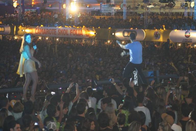 Diogo sobe ao palco e dança ao lado de Ivete